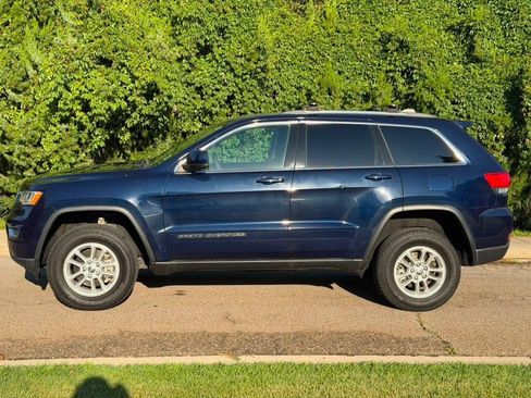 Used 2018 Jeep Grand Cherokee Laredo AWD/4WD image 2