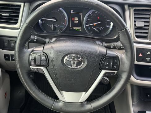 Used 2019 Toyota Highlander Limited Platinum FWD image 11
