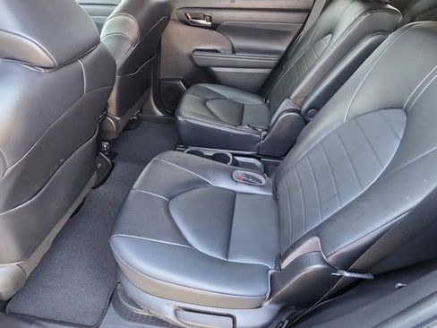 Used 2022 Toyota Highlander XLE image 10