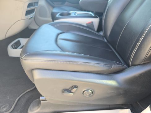 Used 2024 Chrysler Pacifica Touring-L image 28