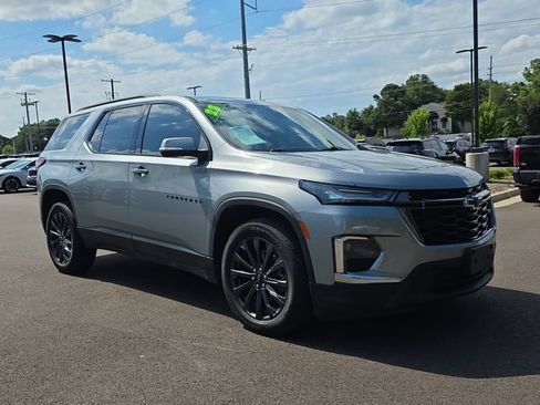 Used 2023 Chevrolet Traverse RS FWD image 7