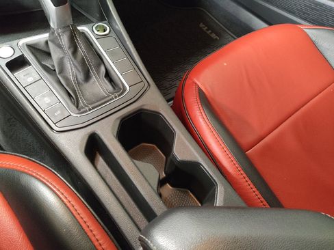 Used 2022 Volkswagen Jetta SE w/ Panoramic Sunroof Package FWD image 26