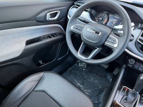 Used 2025 Jeep Compass Latitude AWD/4WD image 39