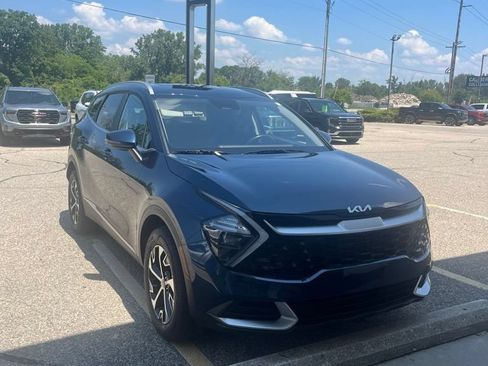 Used 2023 Kia Sportage EX AWD/4WD image 2