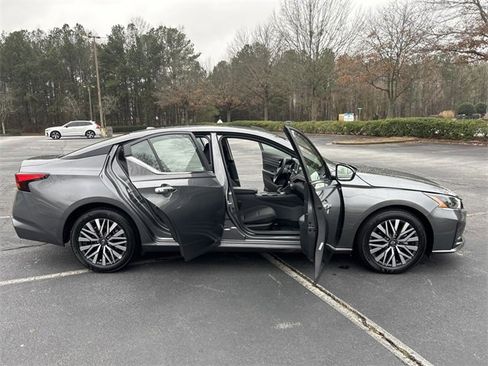 Used 2025 Nissan Altima 2.5 SV image 24