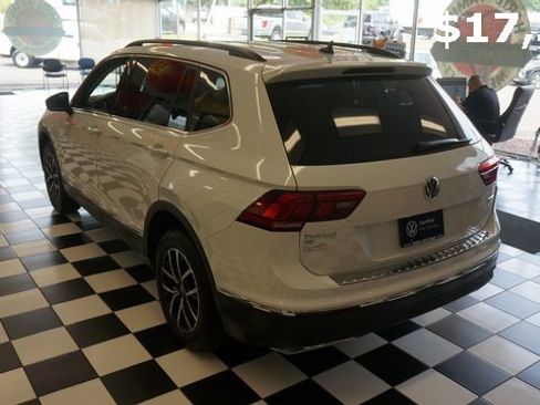 Certified 2021 Volkswagen Tiguan SE image 5
