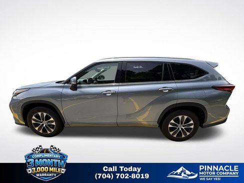 Used 2022 Toyota Highlander XLE FWD image 7