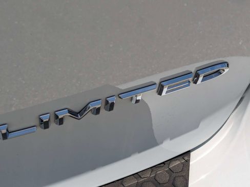 Used 2023 Chrysler Pacifica Limited FWD image 14