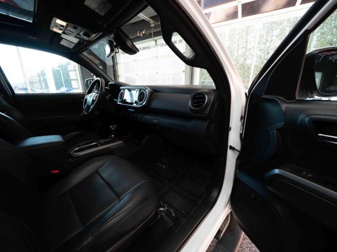 Used 2019 Toyota Tacoma TRD Off-Road image 25