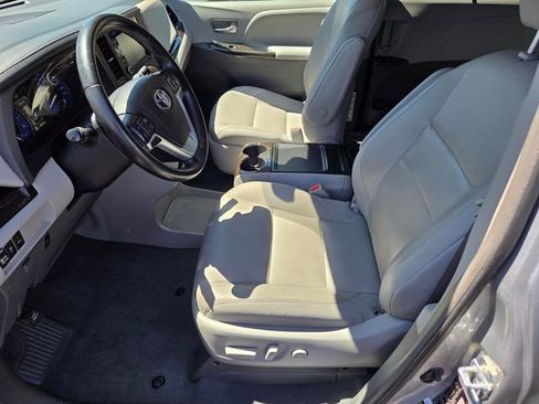 Used 2019 Toyota Sienna XLE w/ XLE Navigation Package image 9