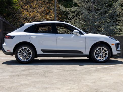 Certified 2026 Porsche Macan AWD/4WD image 12