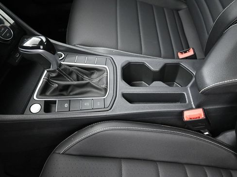 Used 2024 Volkswagen Jetta SE w/ Panoramic Sunroof Package FWD image 20