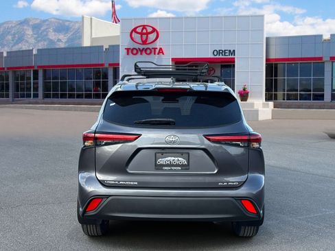 Used 2022 Toyota Highlander XLE AWD/4WD image 4