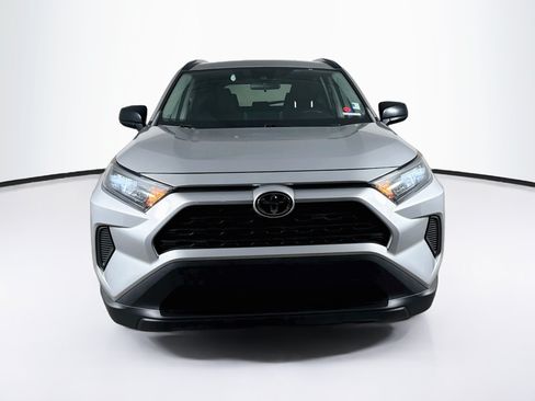 Used 2021 Toyota RAV4 LE FWD image 3
