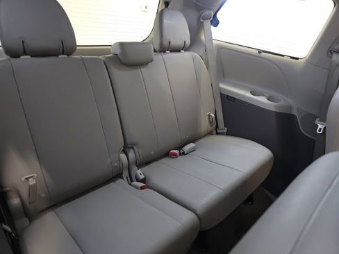 Used 2017 Toyota Sienna XLE image 34