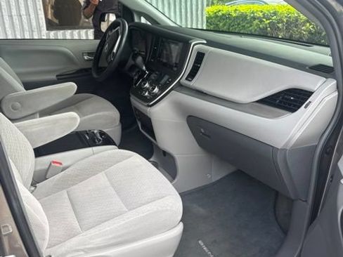 Used 2017 Toyota Sienna LE FWD image 5