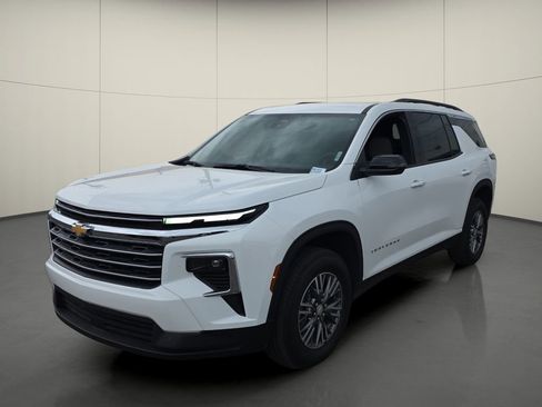 Used 2025 Chevrolet Traverse LT image 4