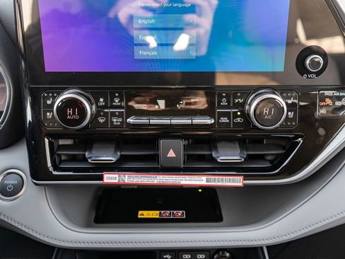 New 2026 Toyota Highlander Platinum image 32