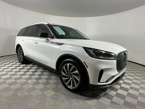 Used 2025 Lincoln Aviator 2WD image 6