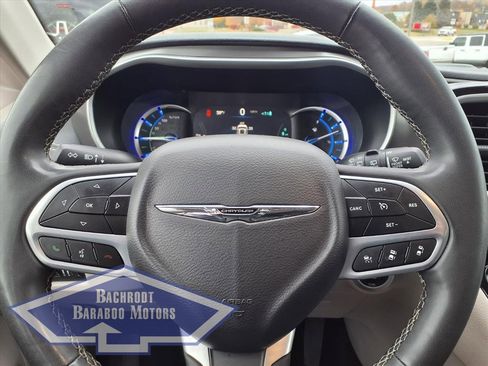 Used 2024 Chrysler Pacifica Select image 23