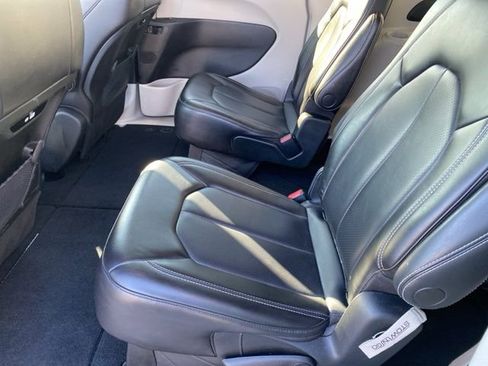 Used 2023 Chrysler Pacifica Touring-L image 27