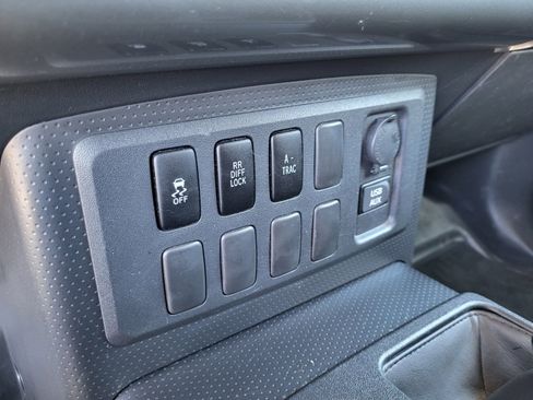 Used 2011 Toyota FJ Cruiser 4x4 SUV w/ Convenience Pkg image 29