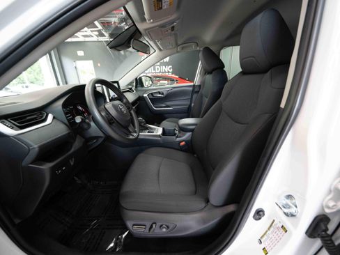 Used 2025 Toyota RAV4 XLE AWD/4WD image 9