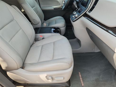 Used 2017 Toyota Sienna XLE Premium FWD image 26