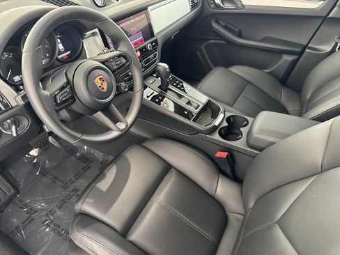 Certified 2026 Porsche Macan AWD/4WD image 4