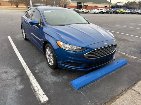 Used 2017 Ford Fusion SE w/ Fusion SE Technology Package image 5