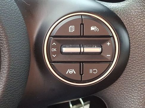 Used 2025 Kia Soul LX w/ LX Technology Package FWD image 22