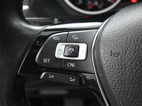 Used 2018 Volkswagen Tiguan SEL image 32