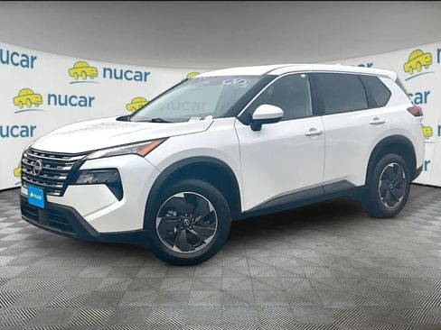 Used 2024 Nissan Rogue SV image 3