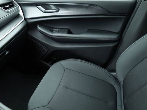 Used 2025 Jeep Grand Cherokee Laredo X w/ Trailer Tow Package image 8