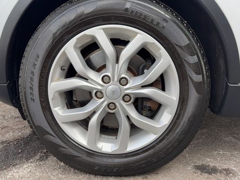 Used 2017 Land Rover Discovery SE image 9