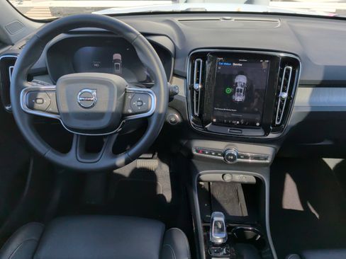 Used 2025 Volvo XC40 B5 Plus image 20