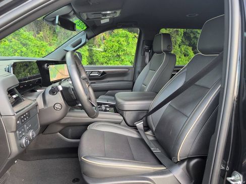 Used 2025 Chevrolet Suburban Premier AWD/4WD image 14
