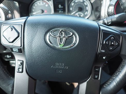Used 2018 Toyota Tacoma TRD Off-Road AWD/4WD image 29
