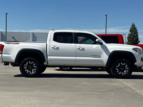 Used 2016 Toyota Tacoma TRD Off-Road w/ Premium & Technology Package image 9