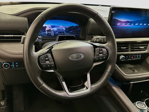 Used 2025 Ford Explorer Platinum w/ LUX Leather Package image 18
