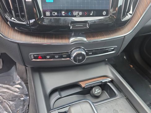 Certified 2022 Volvo XC60 B5 Momentum w/ Climate Package image 30