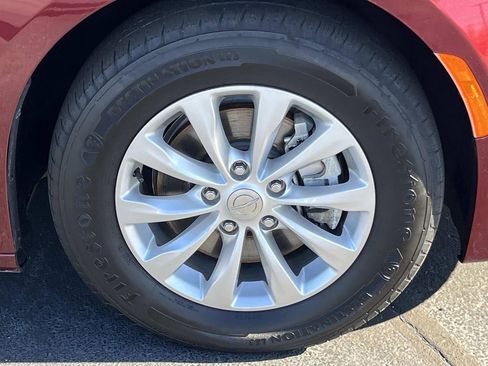 Used 2018 Chrysler Pacifica Touring-L Plus image 9