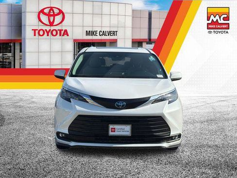 Certified 2025 Toyota Sienna XLE FWD image 8