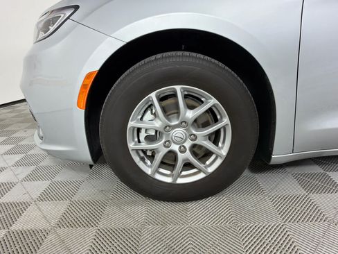 Used 2026 Chrysler Pacifica Select FWD image 10