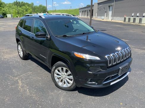 Used 2018 Jeep Cherokee Overland w/ Technology Group AWD/4WD image 2