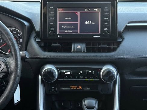 Used 2022 Toyota RAV4 LE image 17