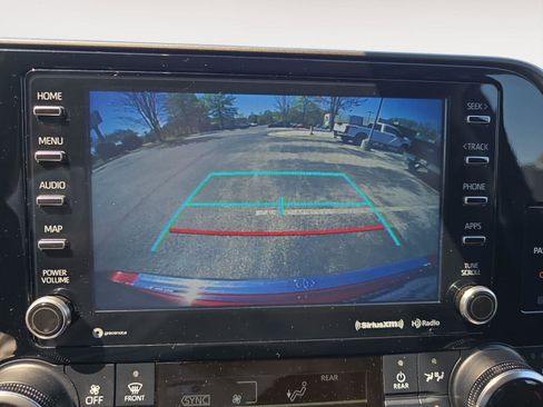 Used 2022 Toyota Highlander XLE image 16