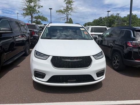 Used 2024 Chrysler Pacifica Touring-L w/ Road Tripper Package FWD image 2