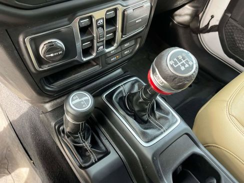 Used 2018 Jeep Wrangler Unlimited Sahara image 28