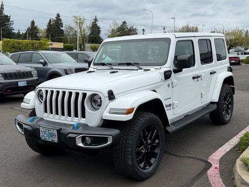 Used 2022 Jeep Wrangler Unlimited Sahara AWD/4WD image 4